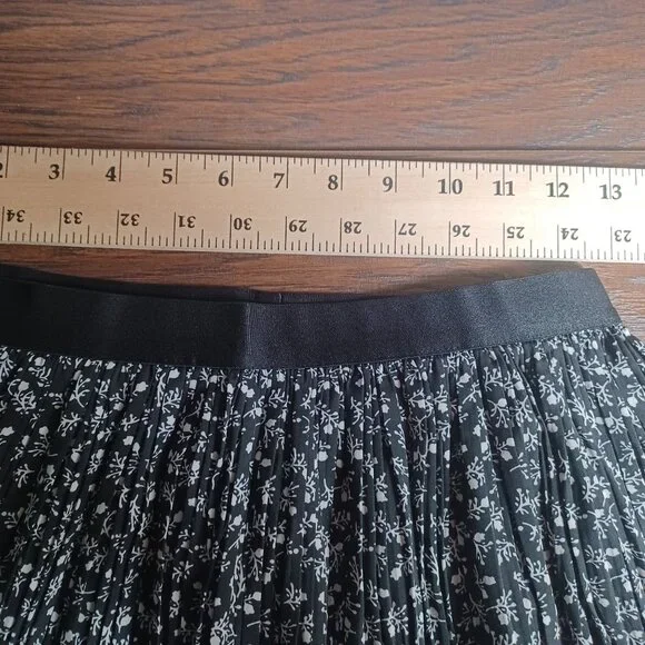 Womens Midi Skirt Size Medium Pleated Black Floral Dark Cottage Boho Western - Picture 6 of 8